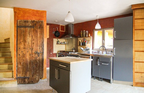 Salernes House | Holiday Home "House Pool Out in The Wilds" with Shared Pool and Wi-Fi