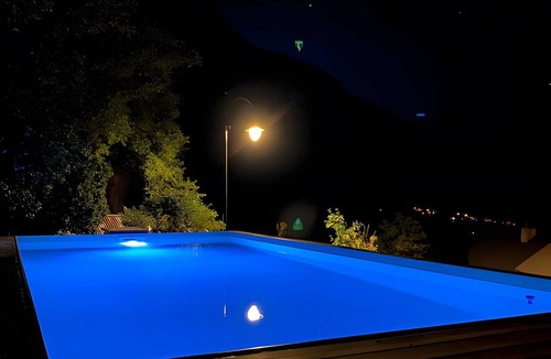 Les Vigneaux House | Holiday Home 'L'Eyssart' with Pool and Mountain View