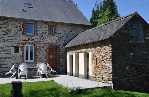 Nouzerolles House | Holiday Home “La Charmille” with Private Terrace and Garden