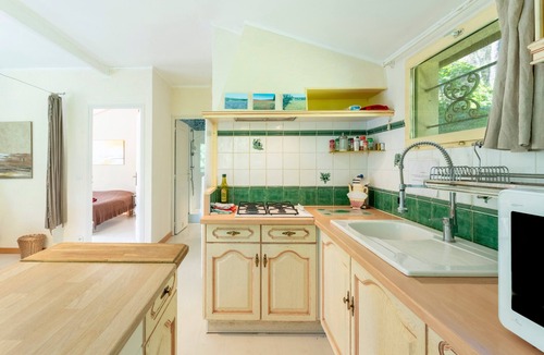 Mondragon House | Holiday Home 'La Romarine' with Heated Pool, Wi-Fi and Air Conditioning