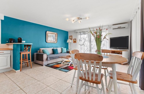 Tourves House | Holiday Home 'Maison D'Odette' with Private Terrace, Wi-Fi and Air Conditioning