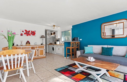 Tourves House | Holiday Home 'Maison D'Odette' with Private Terrace, Wi-Fi and Air Conditioning
