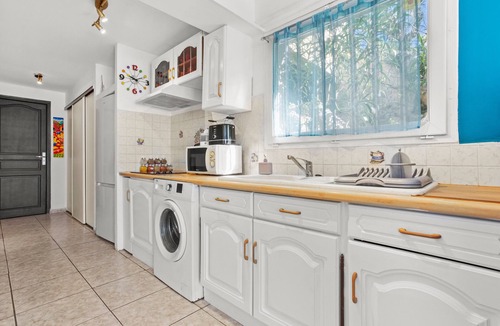 Tourves House | Holiday Home 'Maison D'Odette' with Private Terrace, Wi-Fi and Air Conditioning