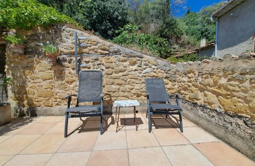 Cadenet Apartment | Holiday Home 'Maison Des Trois Soeurs' with Mountain View, Wi-Fi and Air Conditioning
