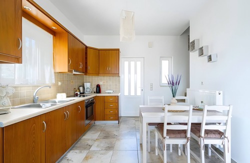 Goudhouros House | Holiday Home 'Remvi House Sea and Mountains View' with Sea View, Wi-Fi and Air Conditioning