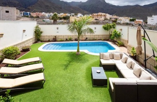 Adeje Villa | Homerez - Large villa with swimming pool and garden