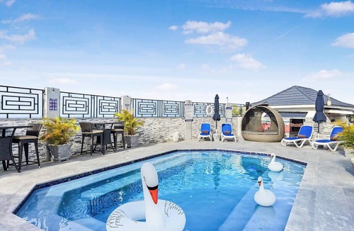 St.Bran's Burg Condo | Hospitality Expert BTS 7: Pool & Bar