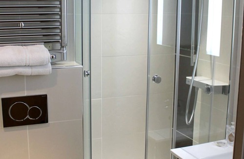 Bron Hotel | Hotel Kyriad Lyon Est - Bron Eurexpo Le Cottage