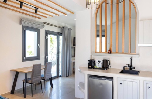 Vothon Hotel | Hotiday Santorini Mesaria