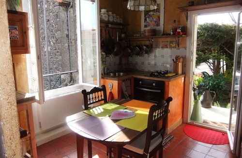 Volvic House | House 2 pers Volvic parc des Volcans, shady garden. Comfortable 70 m² .