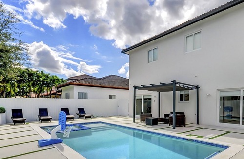 Tamiami House | House Miami/Game Room/HeatedPool &Jacuzzi/16Sleeps