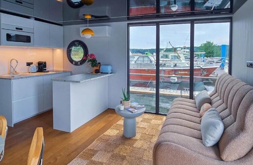 Valence Boat Rental | « HouseBoat » Luxe Spa Rooftop Rhône Valence
