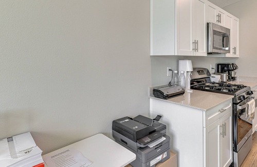Balm House | Hybrid Work Retreat in Lithia w/ Pool Access!