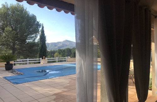 La Bouilladisse Villa | In a quiet, hilly setting, bright residence under the pine trees!