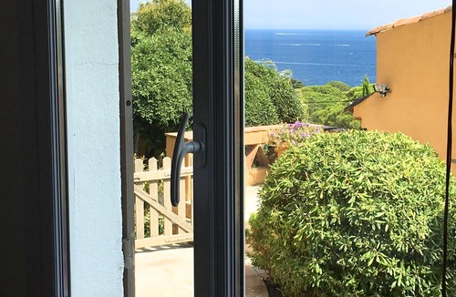 Plage de la Garonnette House | Individual house. Exceptional sea view, swimming pool, beach 400 m'away.