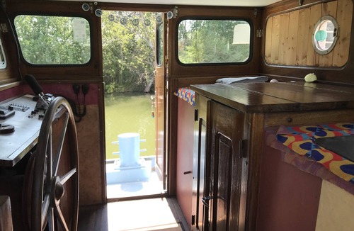 Arles Boat Rental | Insolite cabine sur Bateau péniche. Tout le confort, direct nature, proche Arles