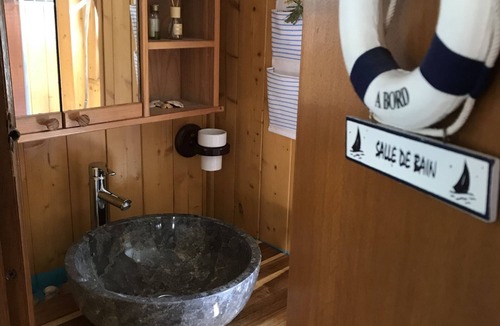 Arles Boat Rental | Insolite cabine sur Bateau péniche. Tout le confort, direct nature, proche Arles