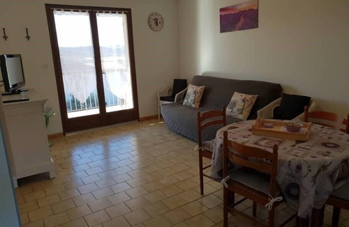 Greoux-les-Bains Apartment | (J) apartment 1 room, quiet, sun, free parking