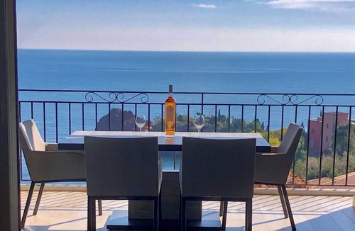 Espero-Pax House | JdV Holidays Maison Saponaire - sea views and walking to beach & restaurants