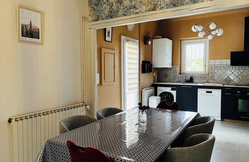 Monteux House | Just 8 minutes from Parc Spirou Provence.