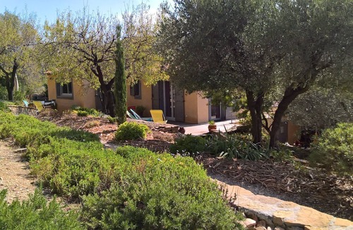 Saint-Cyr-sur-Mer Cottage | kaï-nou in the heart of a pine forest sleeps 4. 2 shower rooms. 2 WCs.