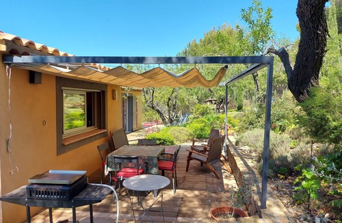 Saint-Cyr-sur-Mer Cottage | kaï-nou in the heart of a pine forest sleeps 4. 2 shower rooms. 2 WCs.