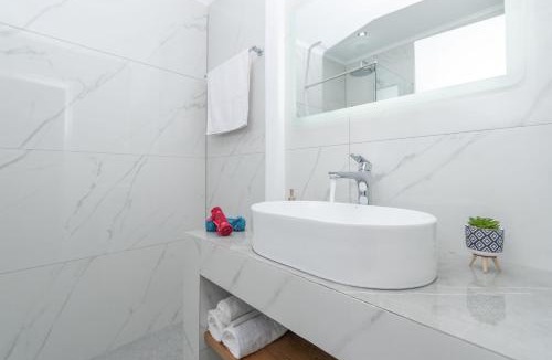 Alikanas Apartment | Kamara Apartments - 450m from the beach, by ZanteWize