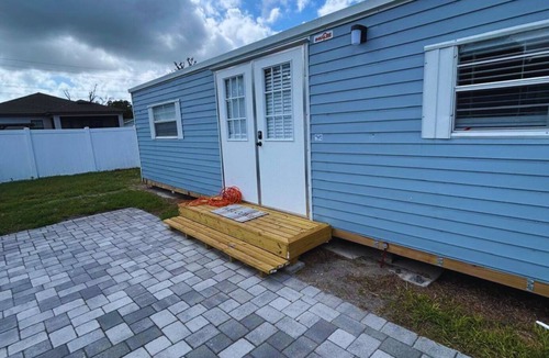 Dixieland Apartment | King 1414 - Cozy and Modern Studio for Rent in Lakeland