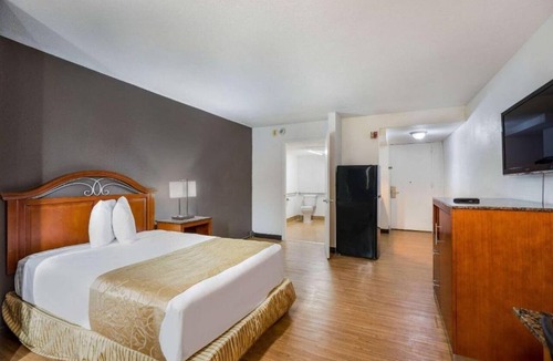 Orlando Hotel | King Bed with Kitchenette Non-Smoking