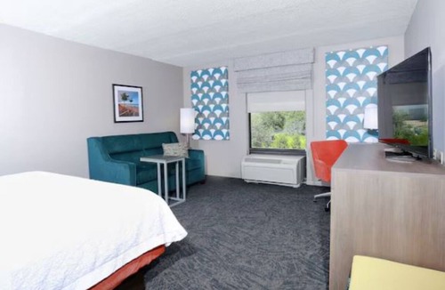 Wesley Chapel Hotel | King Size With Sofa Bed | Work & Relax Space + Breakfast Included!