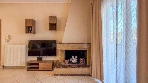 Isthmia Apartment | Kyras Vrysi Retreat Mountain Views & BBQ