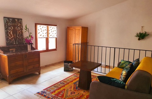 Puget-Ville Apartment | L'alcôve D'apsara