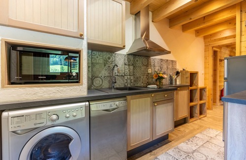 Les Clefs Apartment | L'Aravis-Apartment-Superior-Ensuite with Bath-Mountain view
