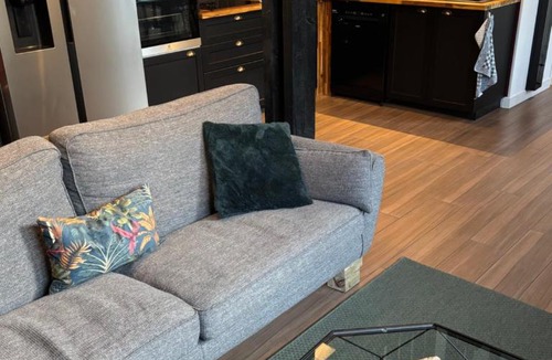 Santy - La Plaine Villa | L atelier de Jules
