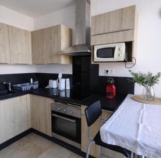 Carces Apartment | L'Escale en Provence, confort et calme, centre village, climatisation et wifi
