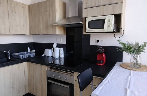 Carces Apartment | L'Escale en Provence: village center, air conditioning, wifi