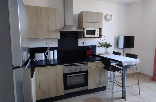 Carces Apartment | L'Escale en Provence: village center, air conditioning, wifi