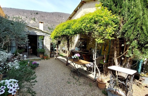 La Rochegiron Bed & Breakfast | L'olivier sur la place chambre d'hotes studio25m2