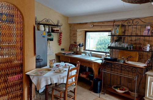 La Rochegiron Bed & Breakfast | L'olivier sur la place chambre d'hotes studio25m2