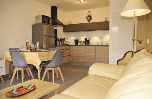 Plan-de-la-Tour Apartment | L'Oustalet charming apartment in the heart of the village