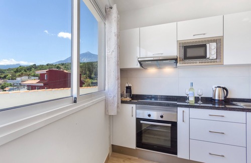 Garachico Apartment | La Casa de Rita: Mountain Views & Private Terrace for Relaxing Holidays