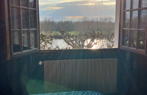 Villeneuve-sur-Allier House | La Chaumiere De L'Eau Sauvage