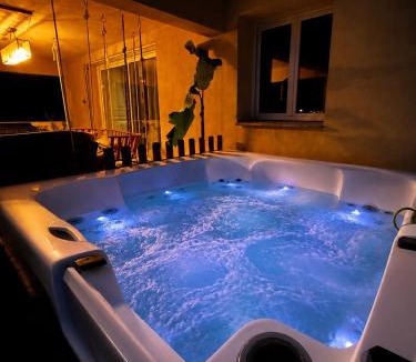 Saint-Paul-en-Foret Apartment | La Cigale- Rez de villa avec piscine et jaccuzzi