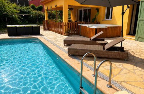 Saint-Paul-en-Foret Apartment | La Cigale- Rez de villa avec piscine et jaccuzzi