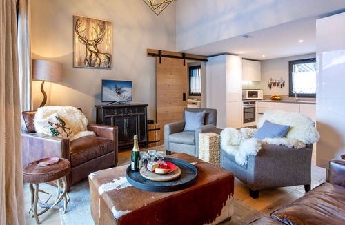 Chamonix-Mont-Blanc Apartment | La Cordee 124 Apartment - an apartment sleeping 6 with parking & pool