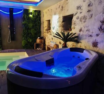 Lathuile Apartment | La Grange Piscine Indoor Pool and Spa Lake Annecy