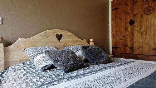 Lathuile Apartment | La Grange Piscine Indoor Pool and Spa Lake Annecy