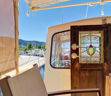 Valence Boat Rental | La Peniche - Logement insolite- Parking