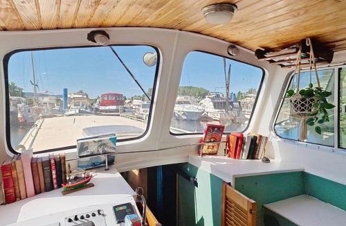 Valence Boat Rental | La Peniche - Logement insolite- Parking