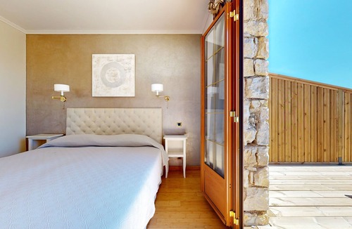 Tourtour House | La Petite Auberge